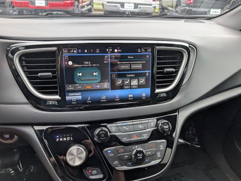 Used 2025 Chrysler Pacifica Select FWD image 27