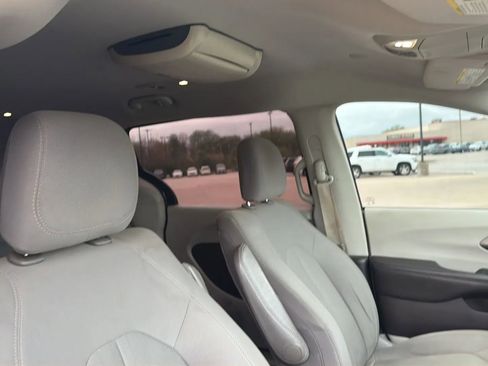Used 2017 Chrysler Pacifica Touring image 89