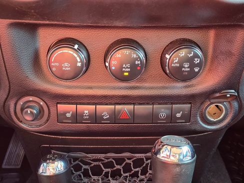 Used 2016 Jeep Wrangler Sahara w/ Dual Top Group AWD/4WD image 18