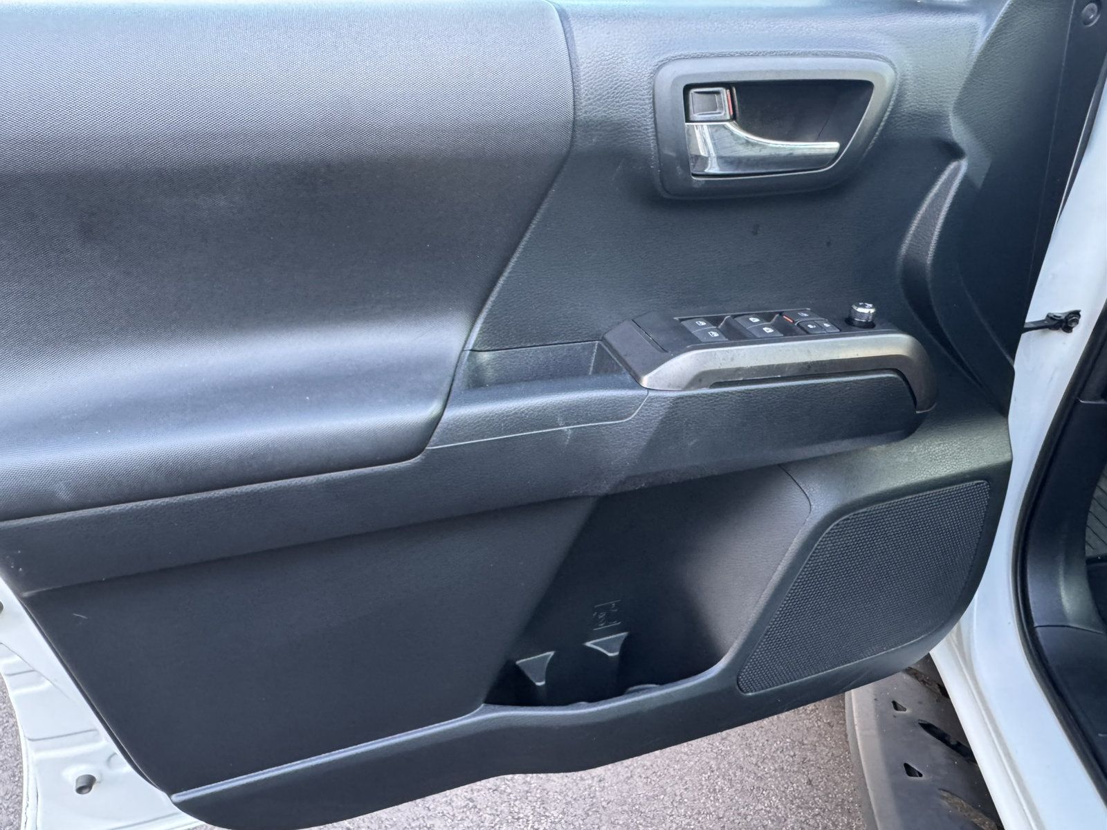 Used 2017 Toyota Tacoma TRD Sport w/ Tow Package RWD image 10