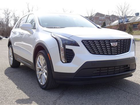 Certified 2022 Cadillac XT4 Luxury w/ Cold Weather Package image 6