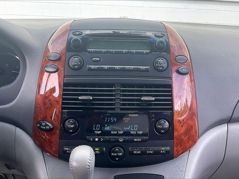 Used 2010 Toyota Sienna XLE FWD image 37