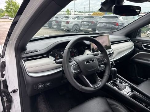 Used 2025 Jeep Compass Limited AWD/4WD image 12