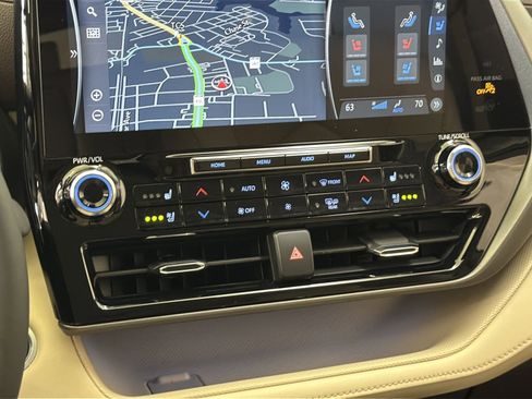 Used 2021 Toyota Highlander Limited FWD image 22