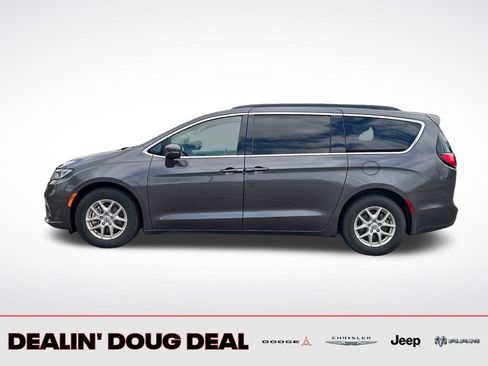 Used 2022 Chrysler Pacifica Touring-L FWD image 3