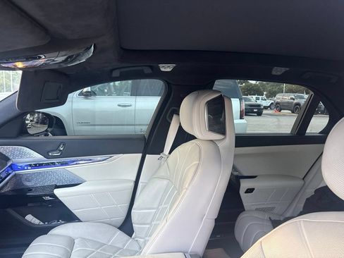 Used 2023 BMW i7 xDrive60 w/ Executive Package 2 AWD/4WD image 12