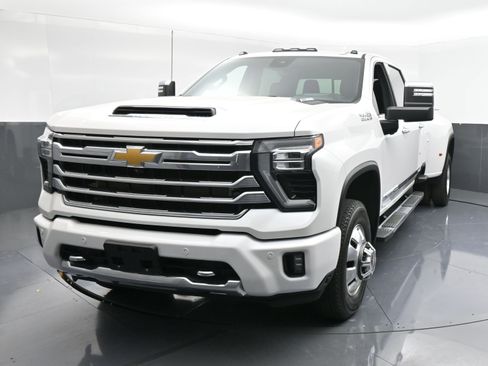 Used 2024 Chevrolet Silverado 3500 High Country w/ High Country Premium Package image 4