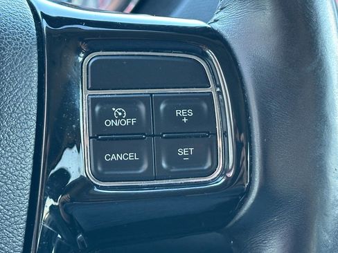 Used 2015 Chrysler Town & Country Limited image 35