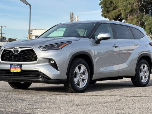 Used 2025 Toyota Highlander LE image 8