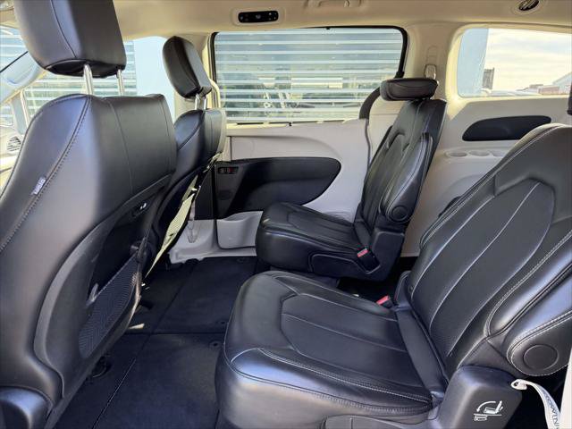 Used 2024 Chrysler Pacifica Touring-L FWD image 14