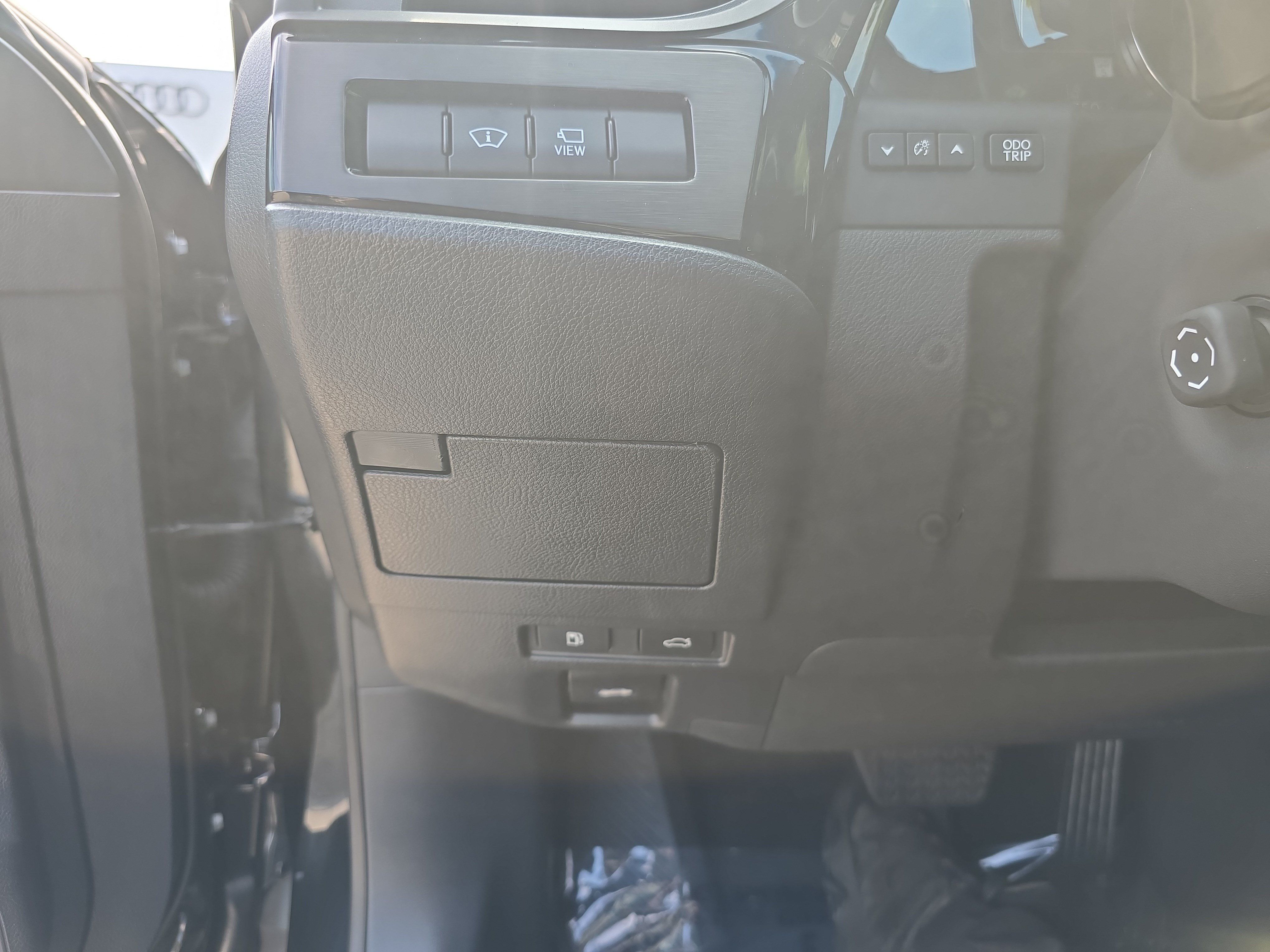 Used 2025 Lexus ES 300h Ultra Luxury w/ Accessory Package (Z2) FWD image 22