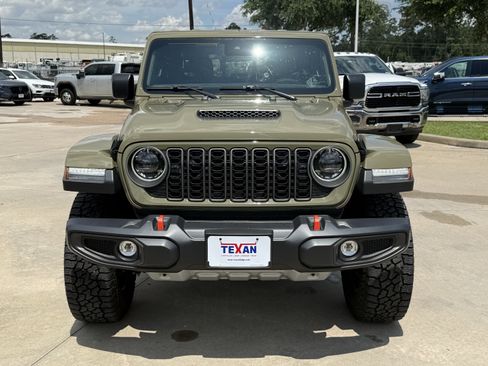 Used 2025 Jeep Gladiator Mojave w/ Convenience Group AWD/4WD image 11