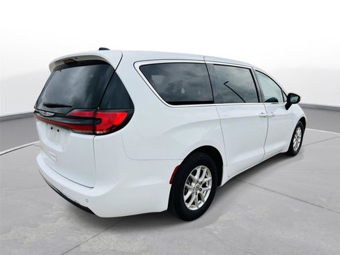 Used 2023 Chrysler Pacifica Touring-L image 39