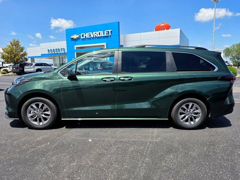 Used 2026 Toyota Sienna XLE FWD image 3