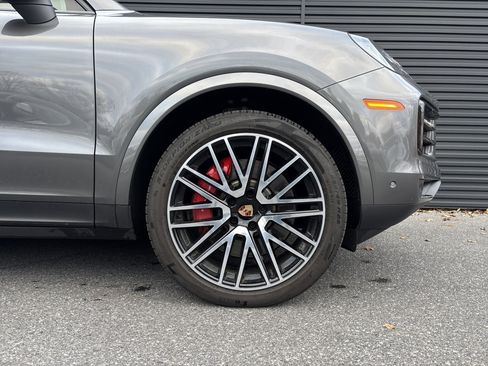 Used 2025 Porsche Cayenne S image 9