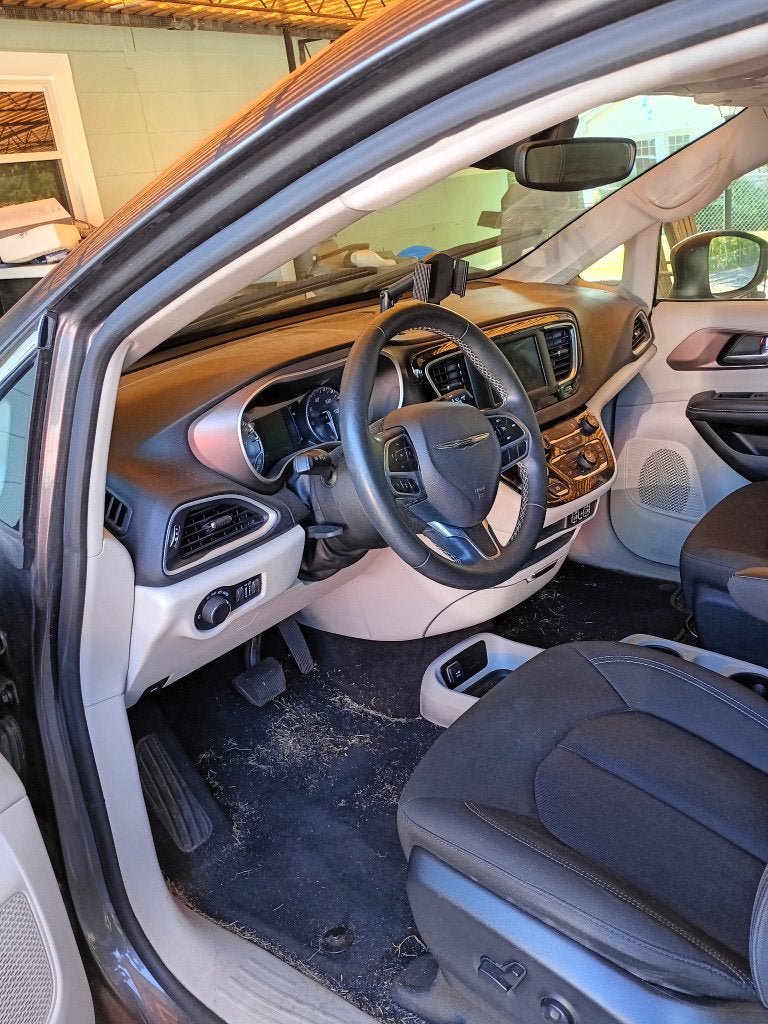 Used 2023 Chrysler Voyager LX FWD image 14