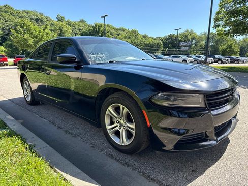 Used 2022 Dodge Charger SXT RWD image 3