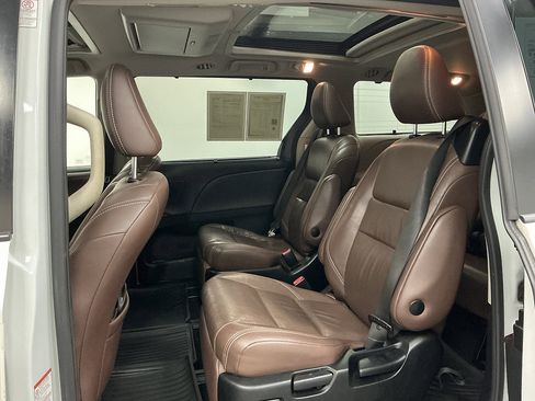 Used 2018 Toyota Sienna Limited Premium w/ Protection Package FWD image 23