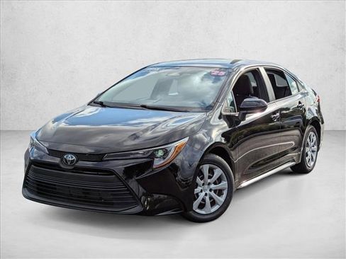 Certified 2025 Toyota Corolla LE image 1