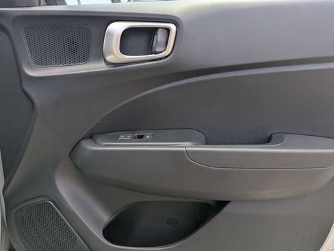 Used 2025 Hyundai Venue SEL FWD image 32
