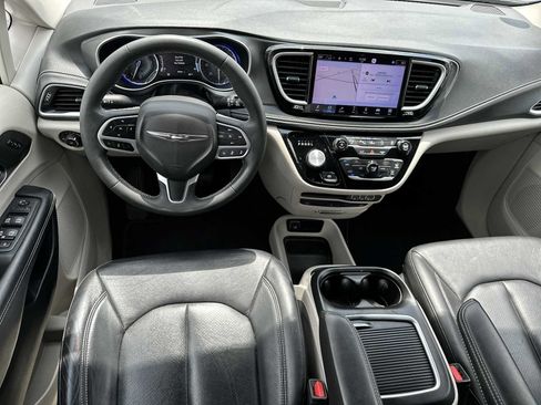 Used 2022 Chrysler Pacifica Touring-L w/ Uconnect Theater Family Group FWD image 13