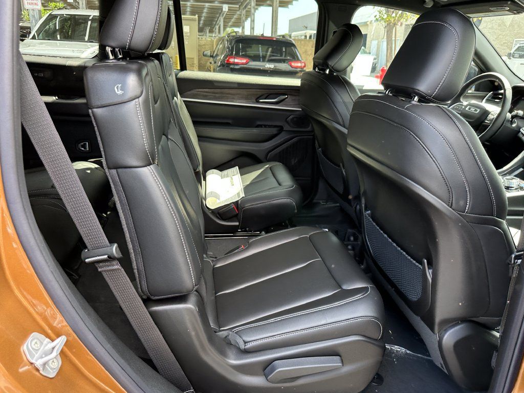New 2026 Jeep Grand Cherokee L Limited w/ Limited Altitude Package AWD/4WD image 16