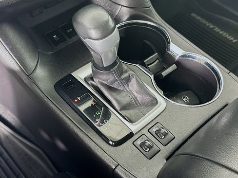 Used 2017 Toyota Highlander XLE image 24