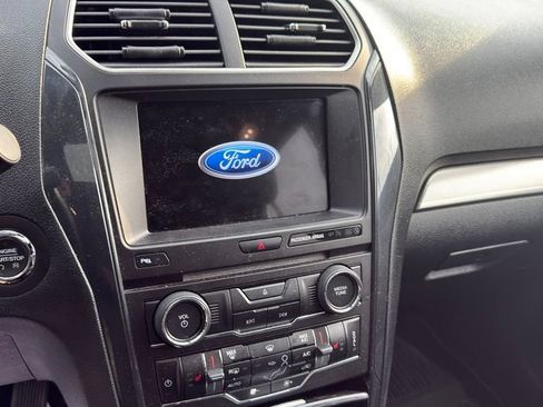 Used 2018 Ford Explorer XLT w/ Equipment Group 202A AWD/4WD image 13