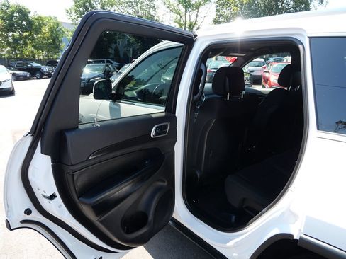 Used 2018 Jeep Grand Cherokee Laredo AWD/4WD image 27