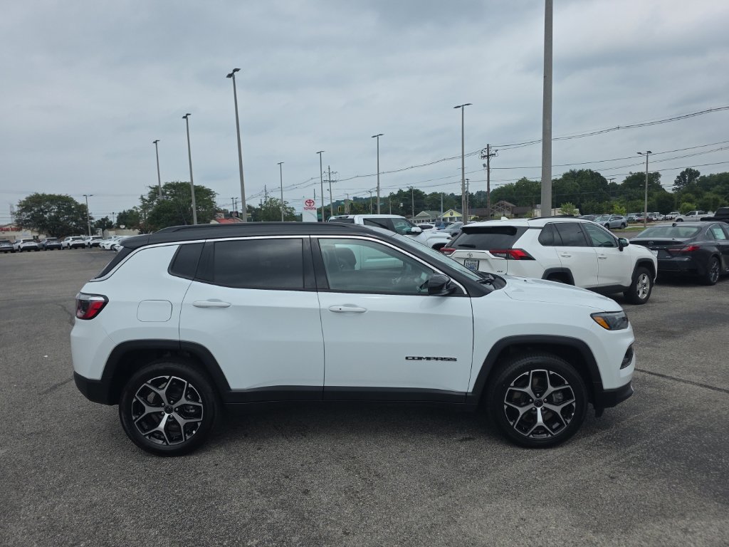 Used 2025 Jeep Compass Limited AWD/4WD image 3