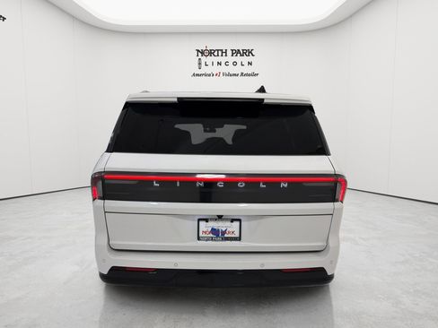 Used 2025 Lincoln Navigator L Reserve AWD/4WD image 4