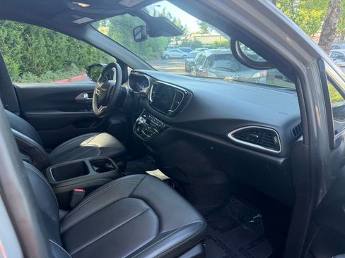 Used 2025 Chrysler Pacifica Select FWD image 17