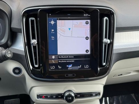 Used 2021 Volvo XC40 T5 Momentum w/ Premium Package image 33