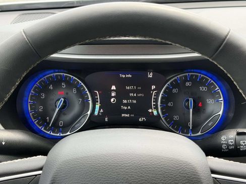 Certified 2024 Chrysler Pacifica Touring-L FWD image 11