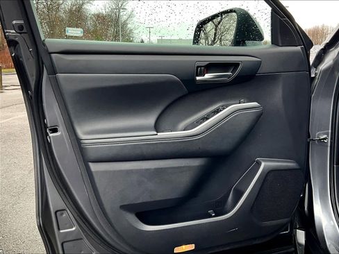 Used 2024 Toyota Highlander XLE image 9