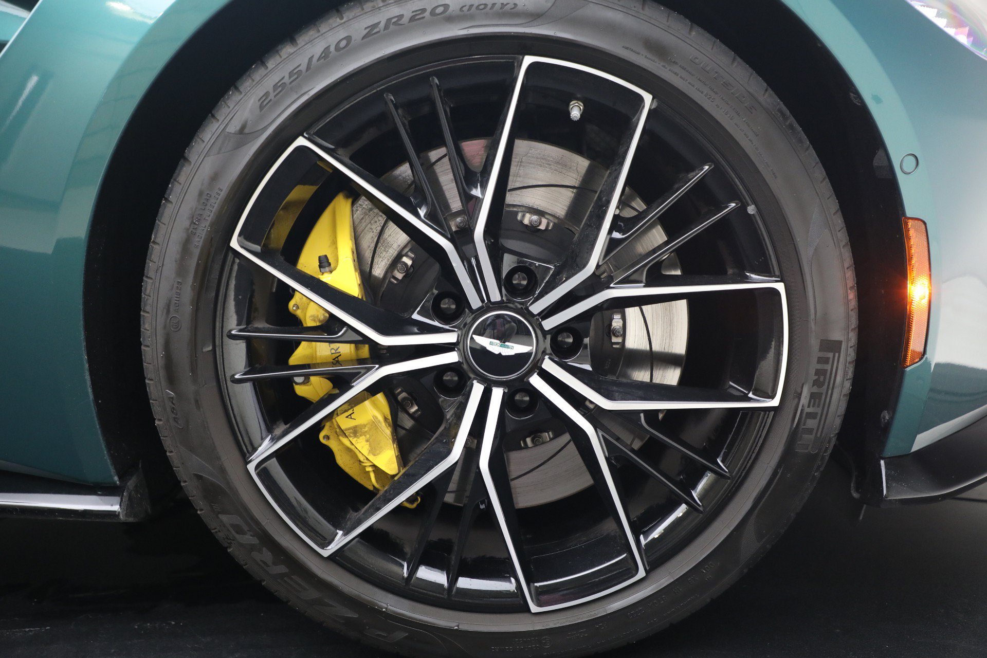 Used 2023 Aston Martin V8 Vantage Roadster RWD image 29
