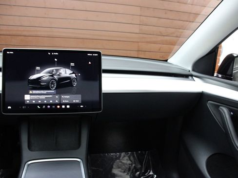 Used 2023 Tesla Model Y Long Range image 16