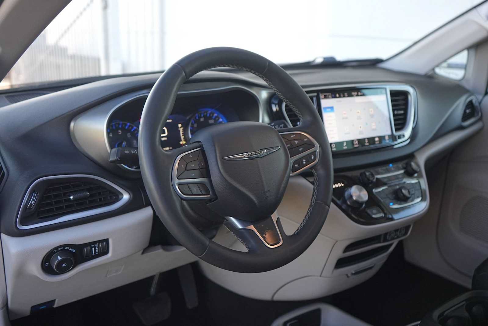 Used 2024 Chrysler Pacifica Touring-L FWD image 2