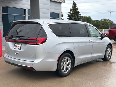 Used 2024 Chrysler Pacifica Limited FWD image 8