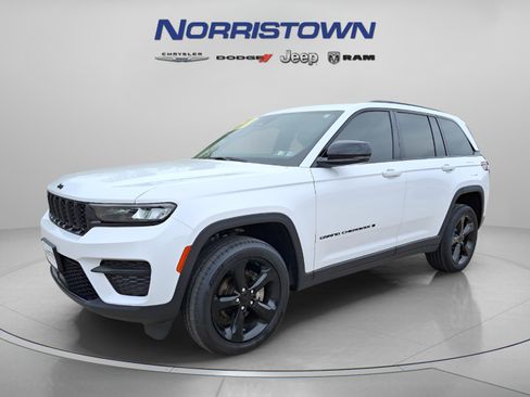 Certified 2023 Jeep Grand Cherokee Altitude AWD/4WD image 3
