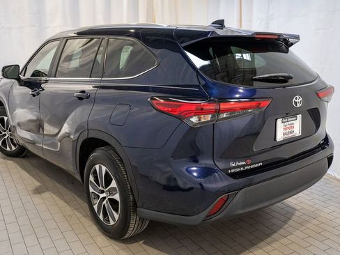 Used 2023 Toyota Highlander XLE image 3