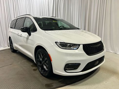 New 2026 Chrysler Pacifica Select FWD image 1