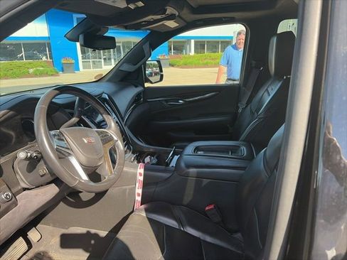Used 2017 Cadillac Escalade ESV Platinum AWD/4WD image 5