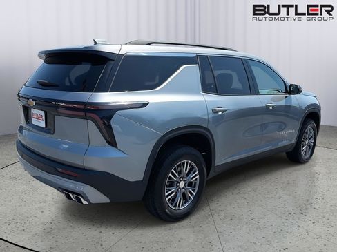 Used 2025 Chevrolet Traverse LT FWD image 6