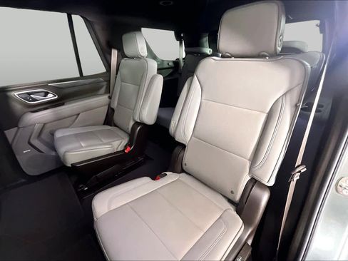 Used 2023 GMC Yukon SLT w/ SLT Luxury Package RWD image 18