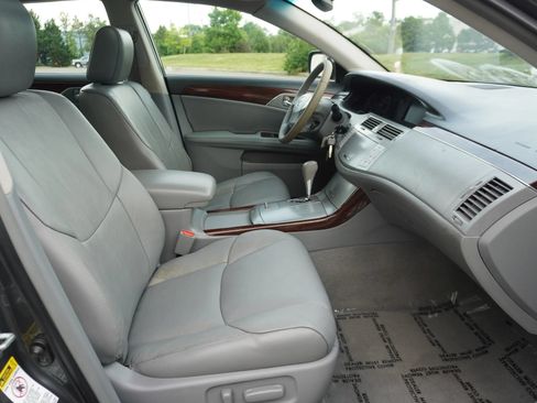 Used 2010 Toyota Avalon XLS FWD image 10