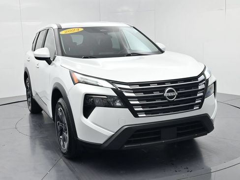 Used 2024 Nissan Rogue SV FWD image 2