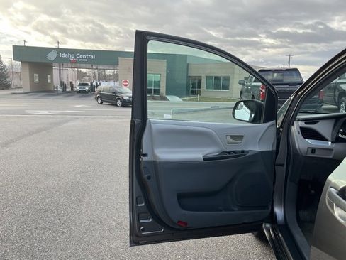 Used 2015 Toyota Sienna L image 33