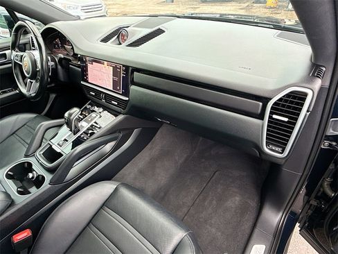 Used 2022 Porsche Cayenne Platinum Edition image 34