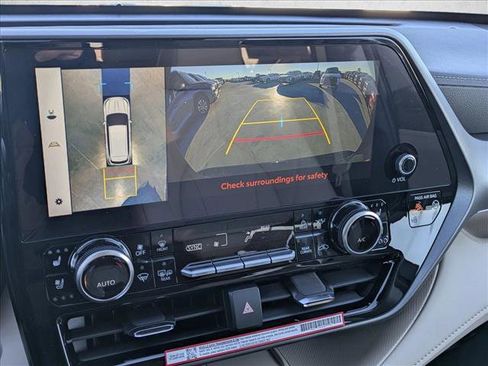 New 2025 Toyota Highlander Limited image 13